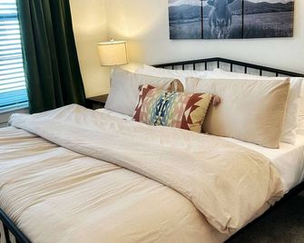 Charming 1BR Retreat - Walk to Gruene Hall Upscale Amenities - New Braunfels - Bedroom