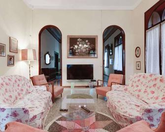 Modern Holiday Home in Romano With Garden - Romano d'Ezzelino - Sala de estar
