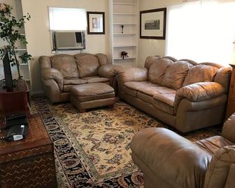 Cozy kanawha city home - Walk to CAMC Hospital - Charleston - Living room