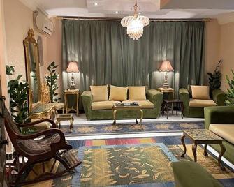 Fancy Cozy 2-bedroom apartment in enjoyable Cairo Governorate with AC, WiFi - Cairo - Lounge