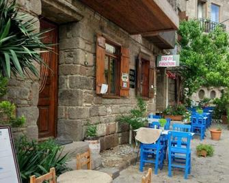 Assos Tas Ev Pansiyon - Behram - Patio