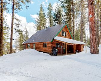 Woodland Cabin with porch & meadow views - near town - McCall - Building