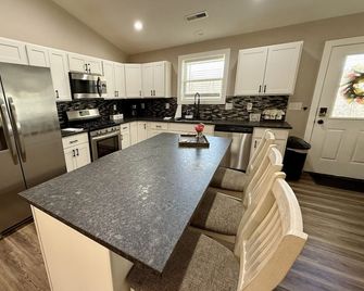 Modern barndo, with game room and hot tub - Lancaster - Kuchyň