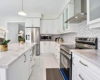 4 bedroom house with free parking on premises - Bowmanville - Kitchen