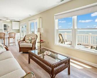 Bright and beautiful home on the Delaware Bay - Newport - Living room