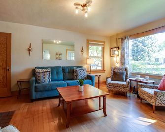 Vintage Awbrey- Fireplace, Hot Tub, AC, 100+mbps Wifi, Bikes, Walk Downtown - Bend - Living room