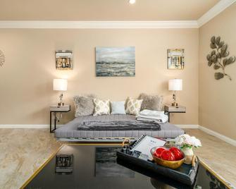 30min To Lake Tahoe 3bd Private Retreat Parking Wifi Downtown Carson City - Carson City - Living room