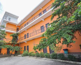 OYO 2639 Oxy Townhouse - Manado - Budova
