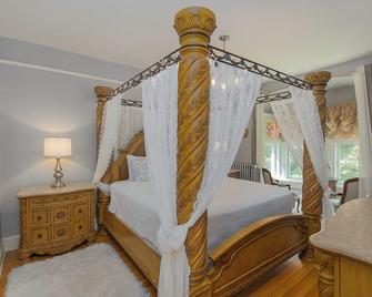 Room 2 at The Warwick Inn – Cozy Elegance in the Heart of Town - Warwick - Soveværelse