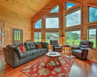 Woodsy Pinetop Oasis, 11 Mi to Rainbow Lake! - Pinetop-Lakeside - Sala de estar