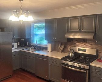 Charming 2-bedroom house in Harrisburg Close to the Shawnee National Forest ! - Harrisburg - Kitchen