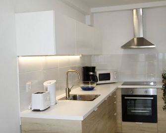 Very comfortable one bedroom apartment with balcony, in front of the beach, in Costa da Caparica. - Costa da Caparica - Kitchen
