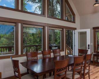 Family-Friendly Cabin Rental with Mountain Vistas near West Glacier, Montana - West Glacier - Comedor
