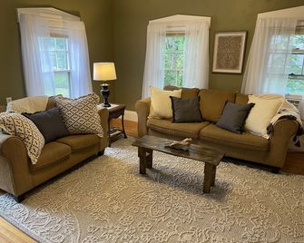 Close to Acadia and a short walk to downtown Ellsworth's restaurants and trails. - Ellsworth - Huiskamer