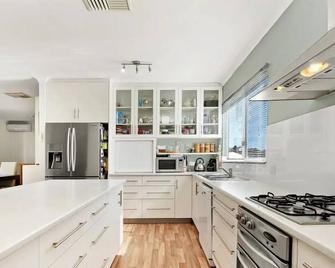 Pelicans' Retreat Falcon - Wannanup - Kitchen