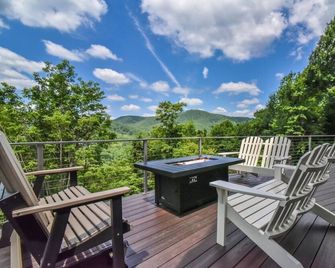 Skytop Chalet Pet Friendly, Hot Tub And - Black Mountain - Balkon