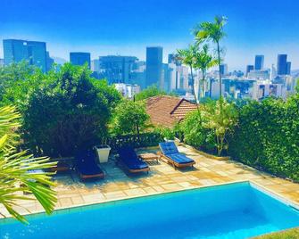 Casa Amarelo par Robert le Héros - Rio De Janeiro - Piscine