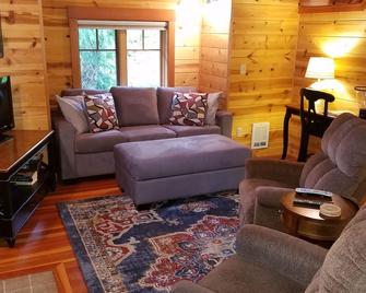 McKenzie Riverfront Cabin big screened-in porch, 1/2mi to Mckenzie River Trail - McKenzie Bridge - Living room