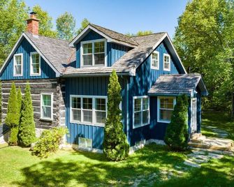 Malcom Cottage · Stunning 6 Bedroom Chalet In Beaver Valley! - Markdale - Building