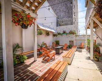 Dry Dock Inn - Carolina Beach - Binnenhof