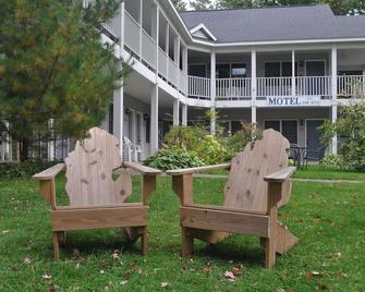 M22 Inn Glen Arbor - Glen Arbor - Patio