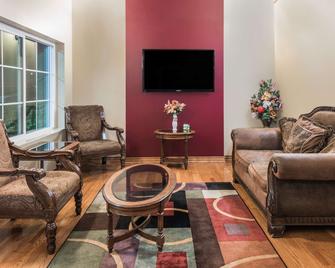 Super 8 by Wyndham Fort Worth North - Fort Worth - Living room