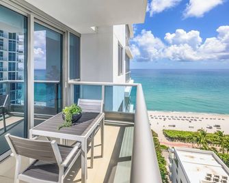 مونتي كارلو باي ميامي فاكيشينز - ميامي بيتش - شرفة