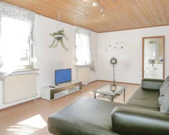 1 Bedroom Lovely Apartment In Lahnstein - Lahnstein - Wohnzimmer