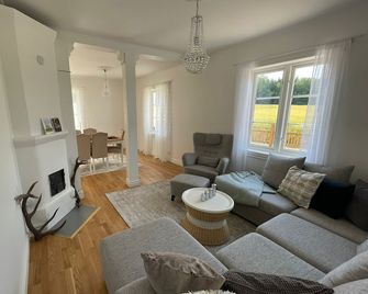 Gård med Egen sjö med Bryggbåt,nyrenoverat! - Katrineholm - Living room