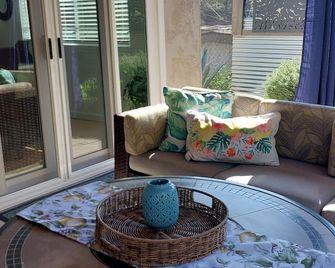 Private Home Great Single Story Home. Plenty Of Space For The Family. - San Diego - Living room