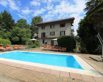 Casa Frey apt. 2 at Lake Orta with garden and swimming pool - Ameno - Piscina