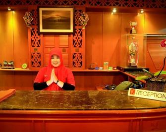 Kharisma Hotel - Bukittinggi - Front desk