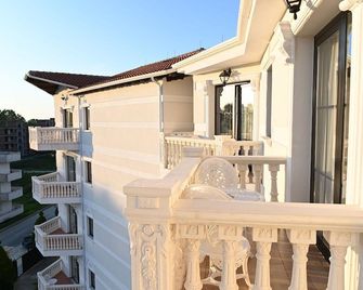 Onufri Hotel - Golem - Balcón