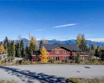 Nationalparksfreejune20-September2!hottub,comfybeds,grtviews,lrgdeck,bbq,laundry - Golden - Building