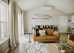 Arrow Haus: Luxe cabin near lakes, winery, resorts & downtown Alex - Alexandria - Salon
