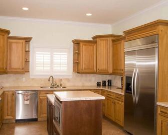 Charming 3-bedroom house with WiFi, Dockage, AC in West End - West End - Cocina