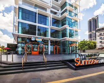 Sunrise Gurney - George Town