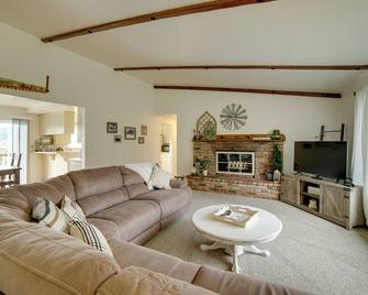 30-Acre Witter Springs Ranch with Barn and Views! - Upper Lake - Huiskamer