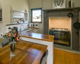 Beechworth Waterfall Cottage - Beechworth - Kitchen