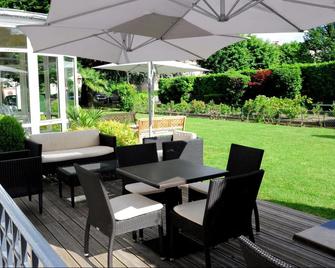 Logis Hôtel Le Miramont - Argelès-Gazost - Patio