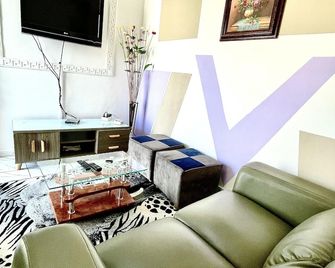 1 Bed Studio Sleeps 2 - Secure Parking Central - Duala - Sala de estar