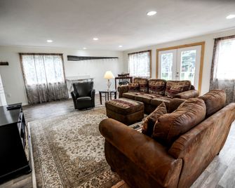 Spacious Family Cabin with Scenic Views near the Kenai River in Alaska - Kasilof - Living room