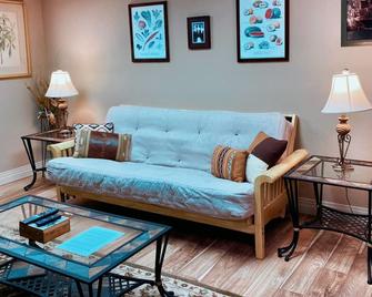 Super cute 500 ft2 basement apartment. Pet friendly for well behaved pets. - Parker - Living room