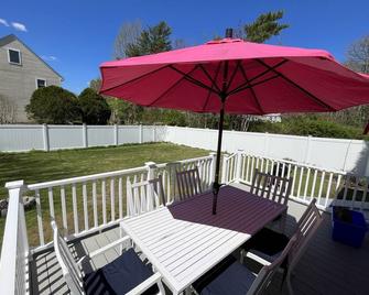 Home in Mattapoisett Village, walk to beach, town, pub/Inn general store. - Mattapoisett - Patio
