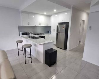 Home in Wyndham Vale, Melbourne - Wyndham Vale - Кухня