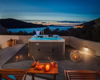 Enjoy a fantastic sea panorama and outdoor wellness in this comfortable vacation home. - Kaprije - Piscina