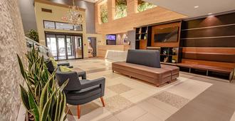 Days Inn & Suites by Wyndham Fort Myers Near JetBlue Park - Fort Myers - Lobby