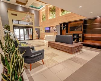 Days Inn & Suites by Wyndham Fort Myers Near JetBlue Park - פורט מאיירס - לובי
