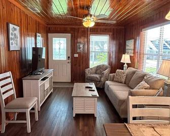 Lakeview Cottage Escape. Close to BOK Tower Gardens, Legoland and Disney - Babson Park - Living room