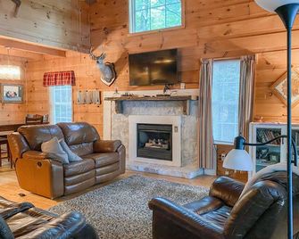 Your Own Private Lake ~ Secluded Cabin In The Woods ~ Romantic Retreat! - Monterey - Living room